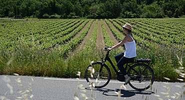 Recharger son vélo à assistance électrique dans le Luberon
