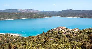 Jusqu’aux plages du lac de Sainte-Croix à vélo, Moustiers-Sainte-Marie