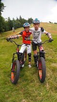 Trottinette sur herbe Trottinette sur herbe