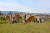 Pont julien à vélo, véloroute du Calavon Pont julien à vélo, véloroute du Calavon